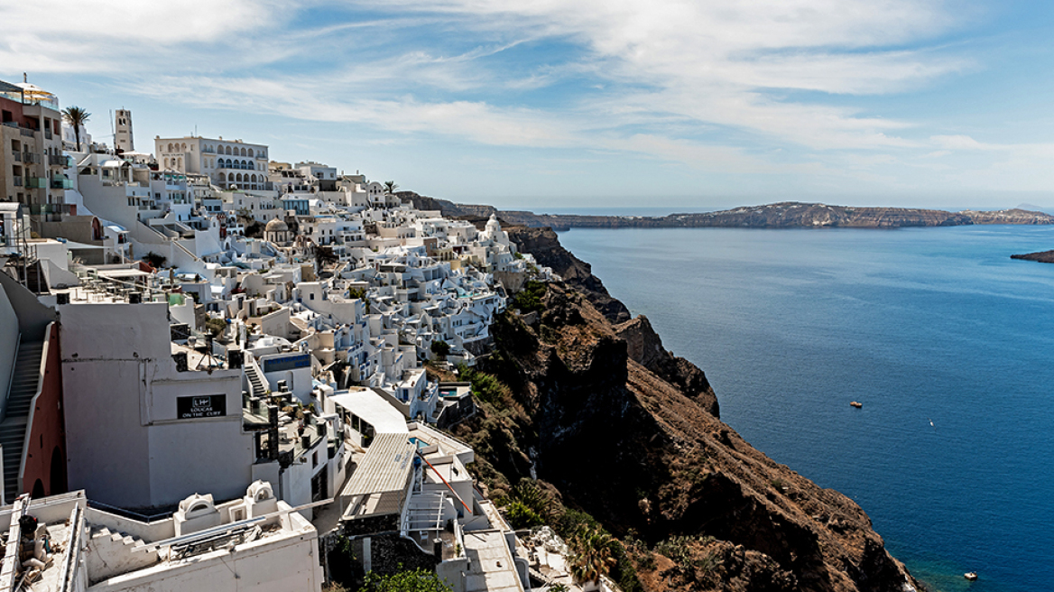 Το καλοκαίρι δεν τελειώνει στα ελληνικά νησιά: Μέχρι Νοέμβριο πάει η τουριστική σεζόν