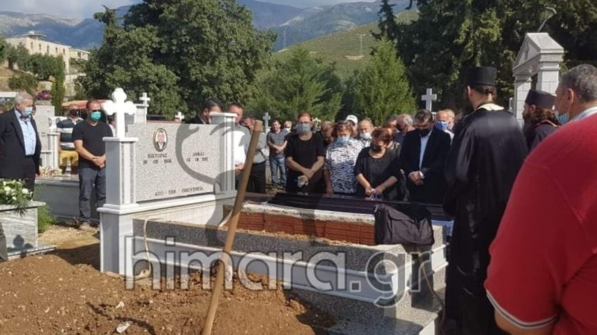 Πύρρος Δήμας: Σε κλίμα οδύνης η κηδεία της μητέρας του στη Χιμάρα