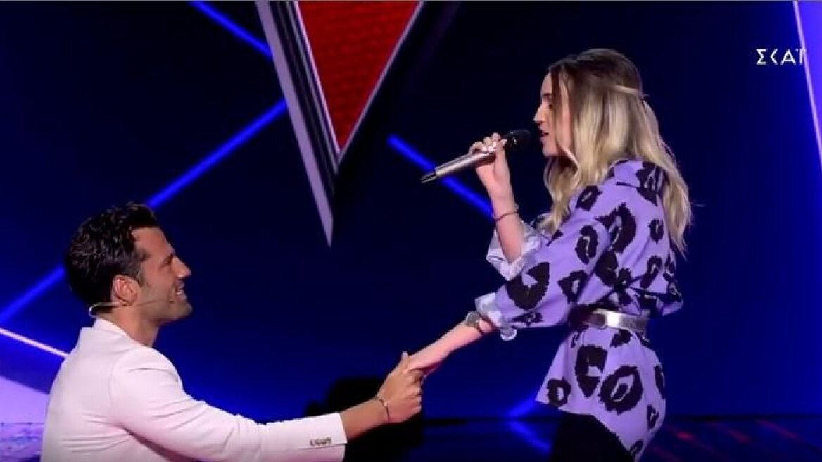 «The Voice»: Ο Κωνσταντίνος Αργυρός έπεσε στα γόνατα για την Ζωή και ο Πάνος Μουζουράκης τον τρόλαρε 