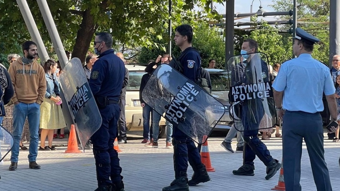 Ξεκίνησαν οι εμβολιασμοί έξω από ναούς - Ένταση με αντιεμβολιαστές στη Λάρισα