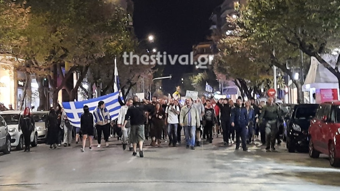 Πορεία κατά του υποχρεωτικού εμβολιασμού στο κέντρο της Θεσσαλονίκης