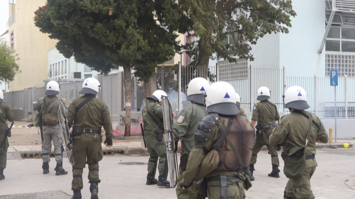 Κλούβες των ΜΑΤ έξω από το ΕΠΑΛ Σταυρούπολης υπό τον φόβο νέων επεισοδίων