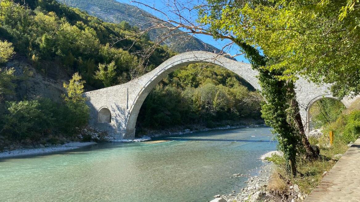 Λίνα Μενδώνη: Βραβεύτηκε για την αποκατάσταση του Γεφυριού της Πλάκας