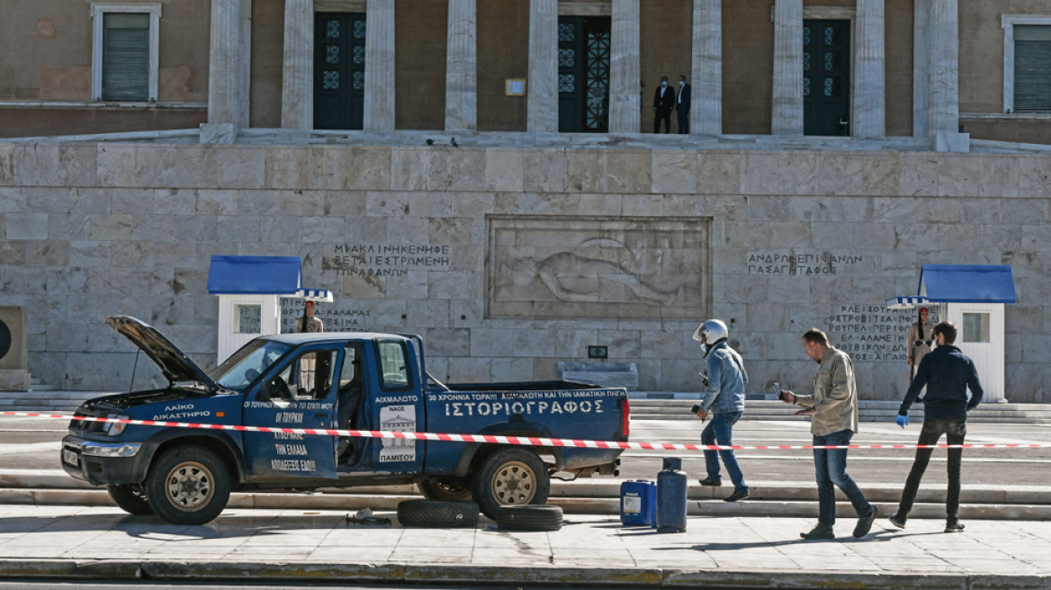 Με ψυχολογικά προβλήματα ο 58χρονος που «ανέβηκε» στον Άγνωστο Στρατιώτη - Τι είχε στο φορτηγάκι 