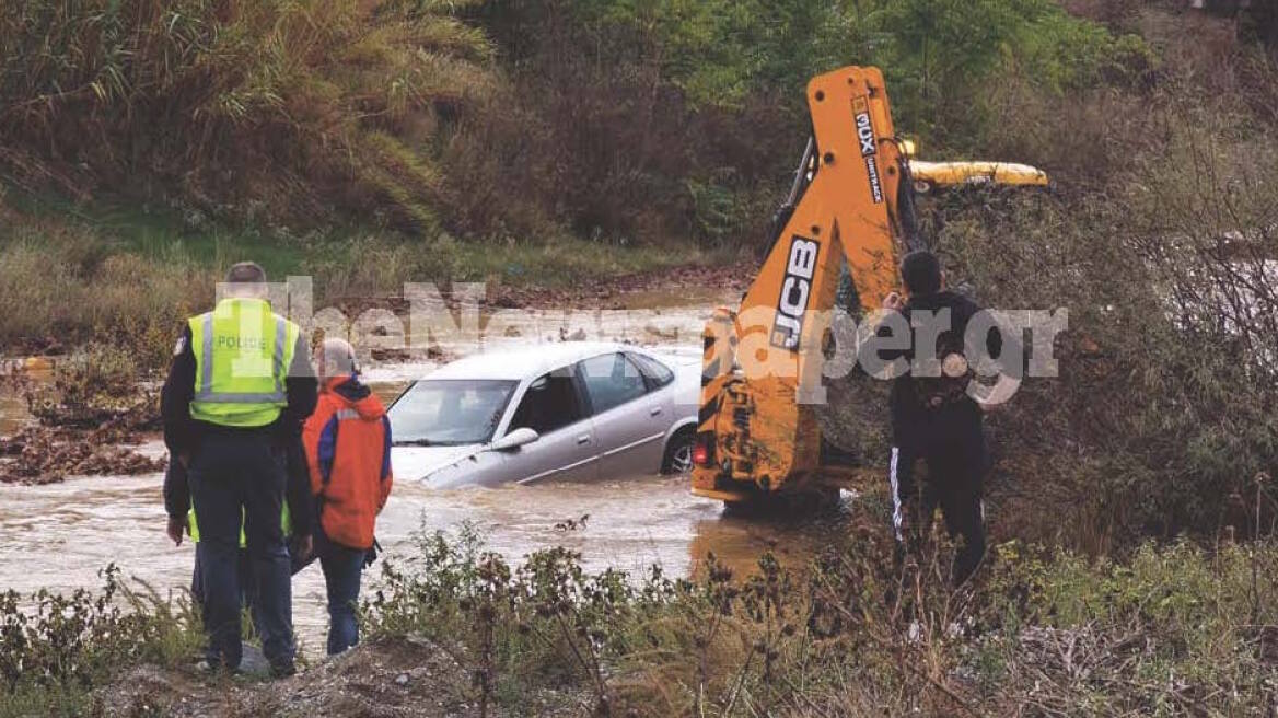 Όχημα παρασύρθηκε από ορμητικά νερά στον Βόλο - Δείτε βίντεο και φωτογραφίες