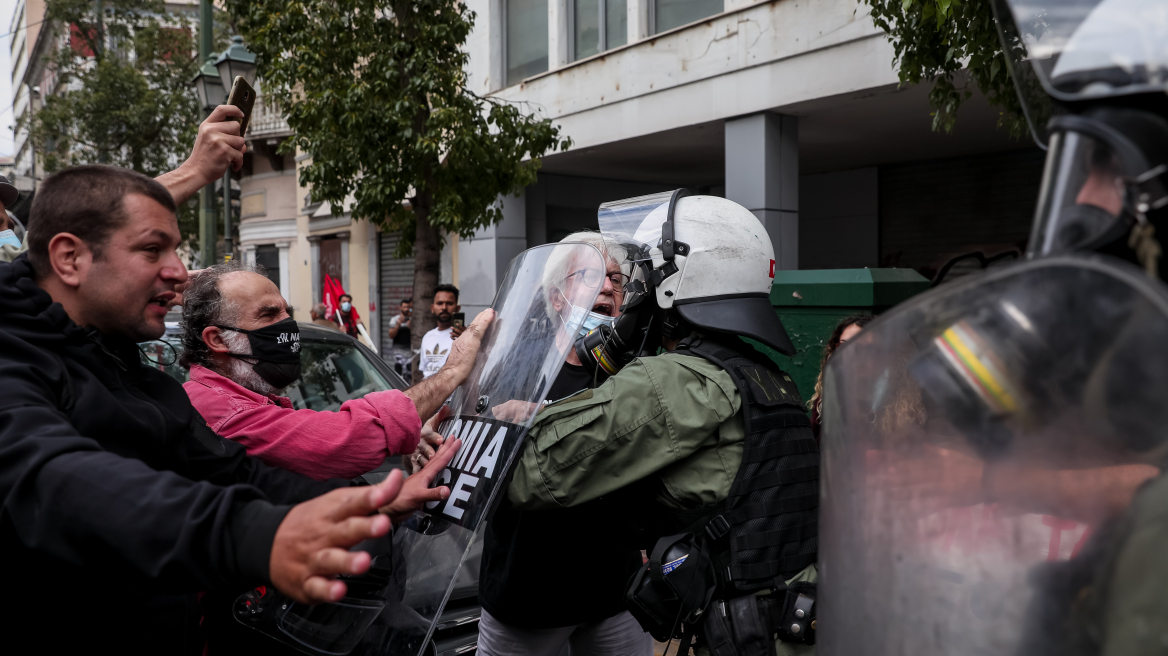 Ένταση και χημικά στο αντιφασιστικό συλλαλητήριο στην Ομόνοια