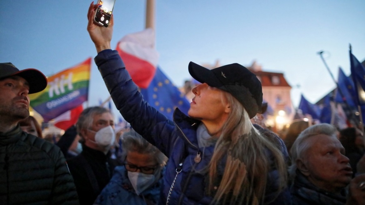 Δεκάδες χιλιάδες Πολωνοί διαδήλωσαν υπέρ της Ευρωπαϊκής Ένωσης