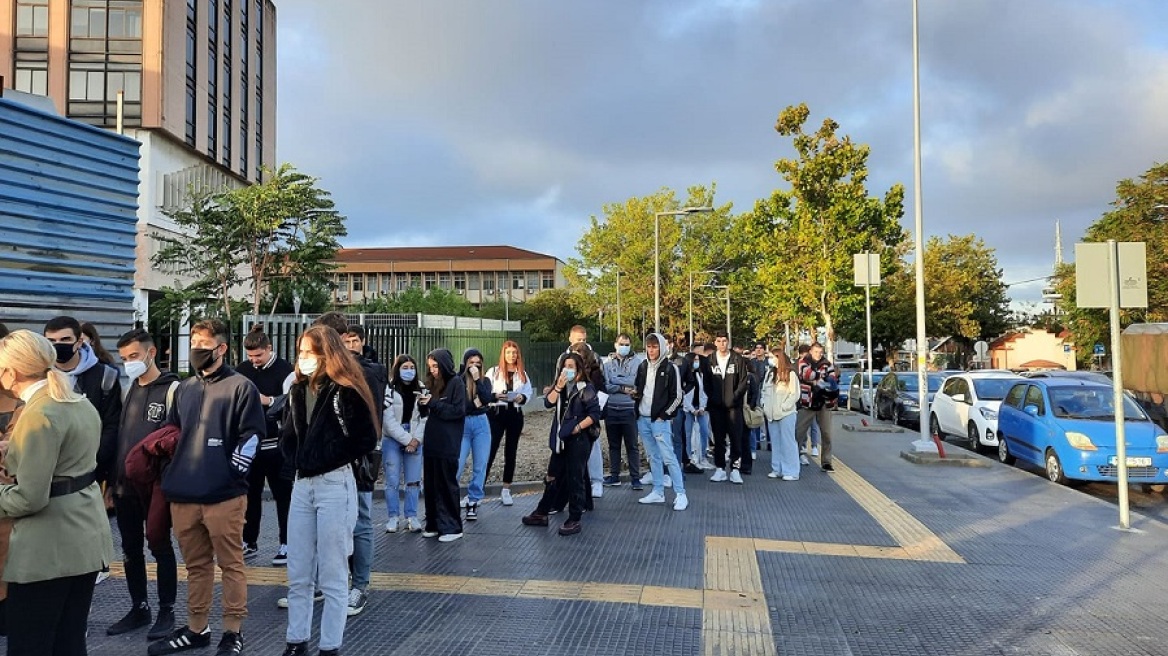 Θεσσαλονίκη: Με επίδειξη πιστοποιητικού η είσοδος στα Πανεπιστήμια - Μεγάλες ουρές στο ΠΑΜΑΚ