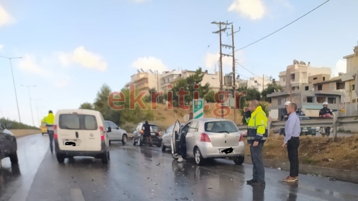 Κακοκαιρία «Μπάλλος»: Καραμπόλα πέντε οχημάτων λόγω ολισθηρότητας στο Ηράκλειο