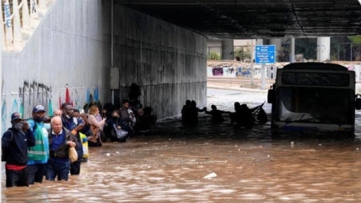 Κακοκαιρία Μπάλλος: Στα διεθνή ΜΜΕ το λεωφορείο που «βυθίστηκε» στην Ποσειδώνος 