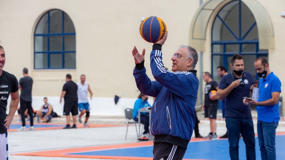 Σε τουρνουά μπάσκετ 3Χ3 της Αστυνομίας έπαιξε ο Θεοδωρικάκος