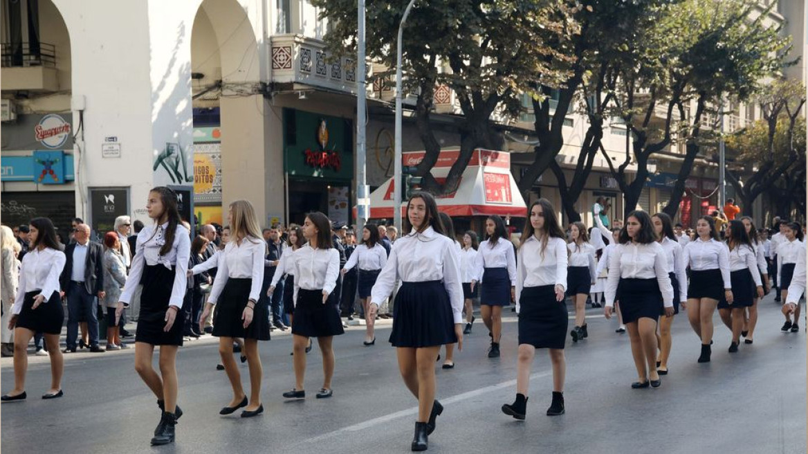 Κορωνοϊός: Παρελάσεις με μάσκα παντού - Αύξηση 28% του επιδημιολογικού φορτίου στη χώρα