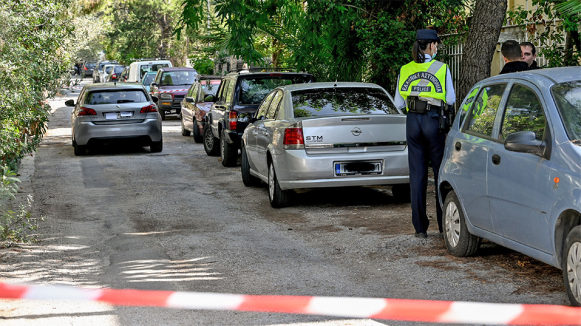 Νέα Ερυθραία: Γεμάτο όπλα και σπαθιά το σπίτι του δράστη - «Ο σατανάς τον έβαλε» να πυροβολήσει τους δύο υπαλλήλους