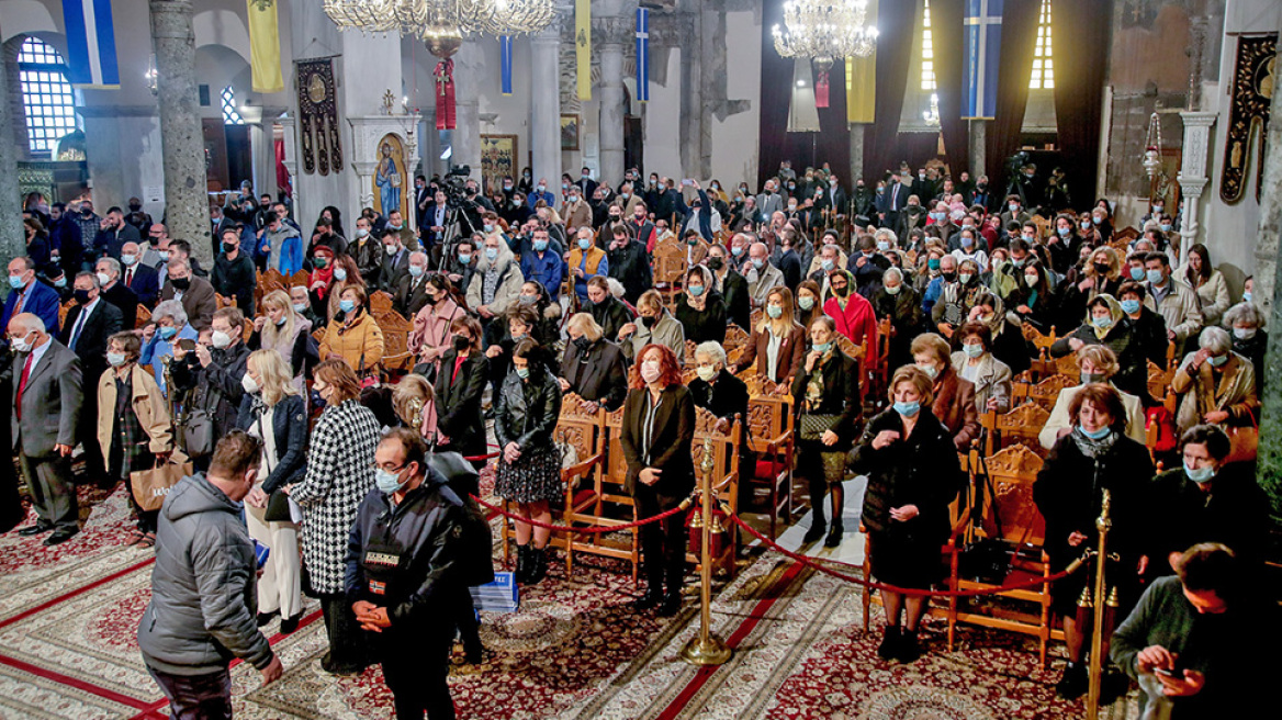 Συνωστισμός πιστών στον ναό του Αγίου Δημητρίου στη Θεσσαλονίκη - Χωρίς μάσκες φιλούν την εικόνα - Δείτε βίντεο