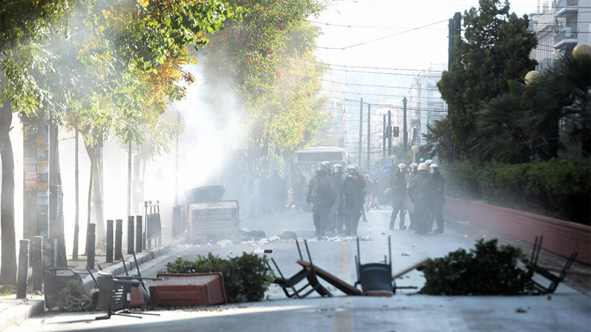 Επεισόδια σε Εξάρχεια και ΑΣΟΕΕ- Τρεις τραυματίες αστυνομικοί και πέντε προσαγωγές 