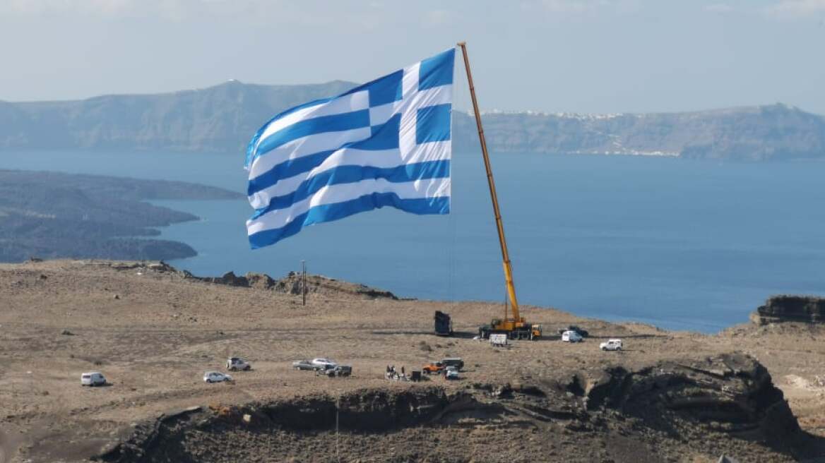 28η Οκτωβρίου: Η μεγαλύτερη ελληνική σημαία υψώθηκε στη Σαντορίνη - Δείτε βίντεο