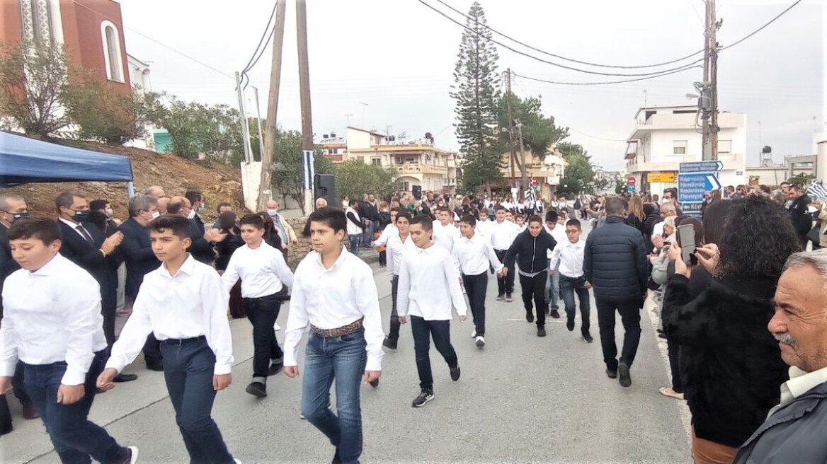 28η Οκτωβρίου: H παρέλαση στο «λαβωμένο» από τους σεισμούς Αρκαλοχώρι