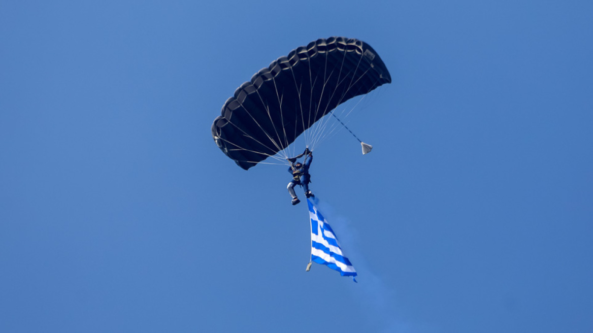 Έκλεψαν τις εντυπώσεις οι αλεξιπτωτιστές στην παρέλαση της Θεσσαλονίκης - Δείτε βίντεο και φωτογραφίες 