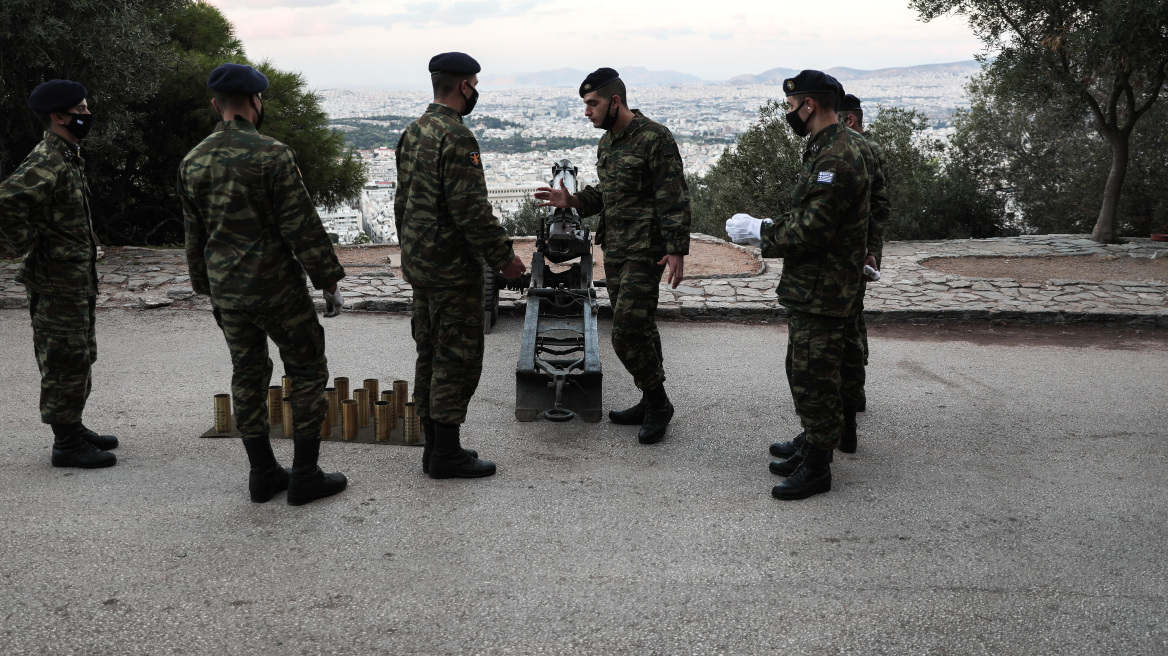 28η Οκτωβρίου: Μπλόκαρε το κανόνι σε ζωντανή μετάδοση στον Λυκαβηττό – Δείτε βίντεο