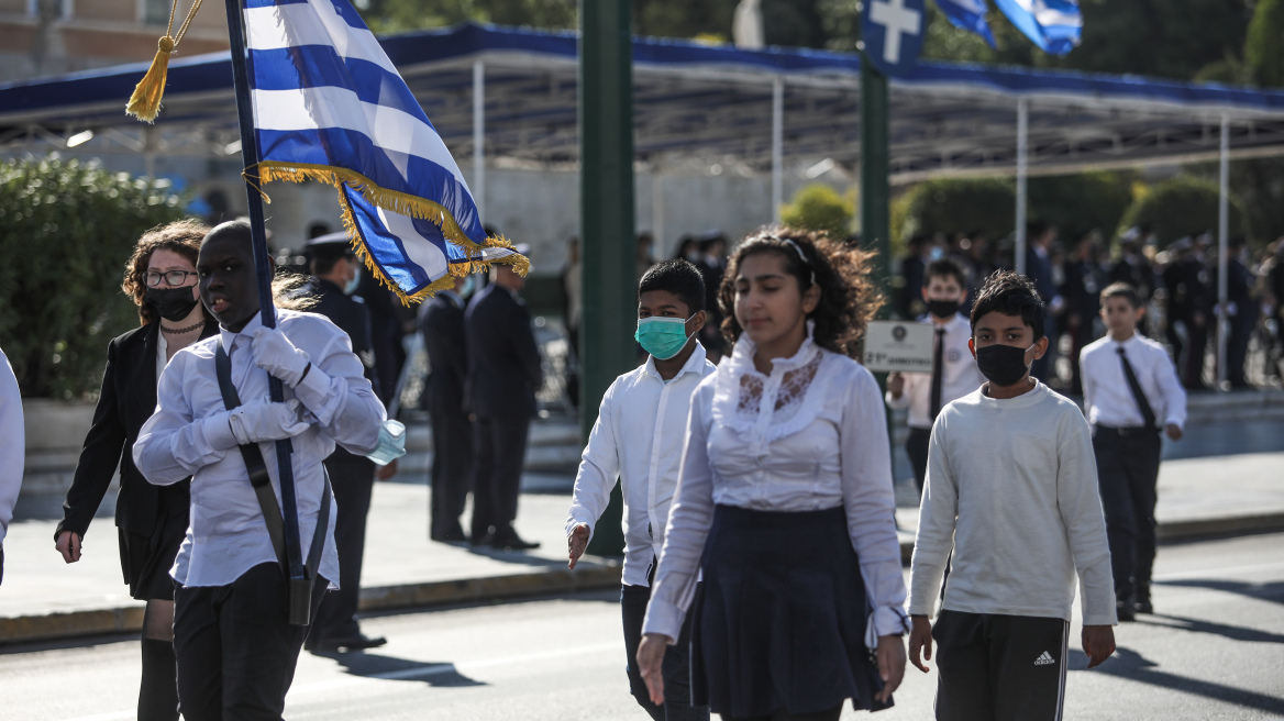 28η Οκτωβρίου: Ο μαύρος σημαιοφόρος που έκλεψε την παράσταση στην μαθητική παρέλαση στο Σύνταγμα