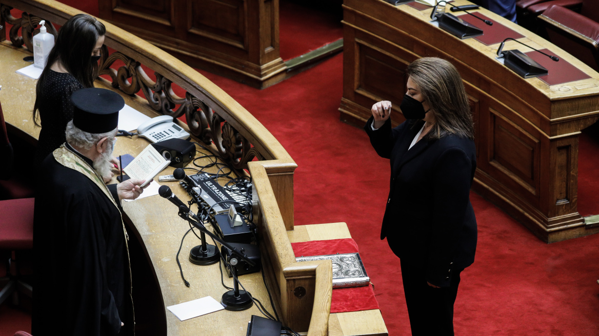 Ορκίστηκε βουλευτής του Κινήματος Αλλαγής η Τόνια Αντωνίου - Πήρε τη θέση της Φώφης Γεννηματά 