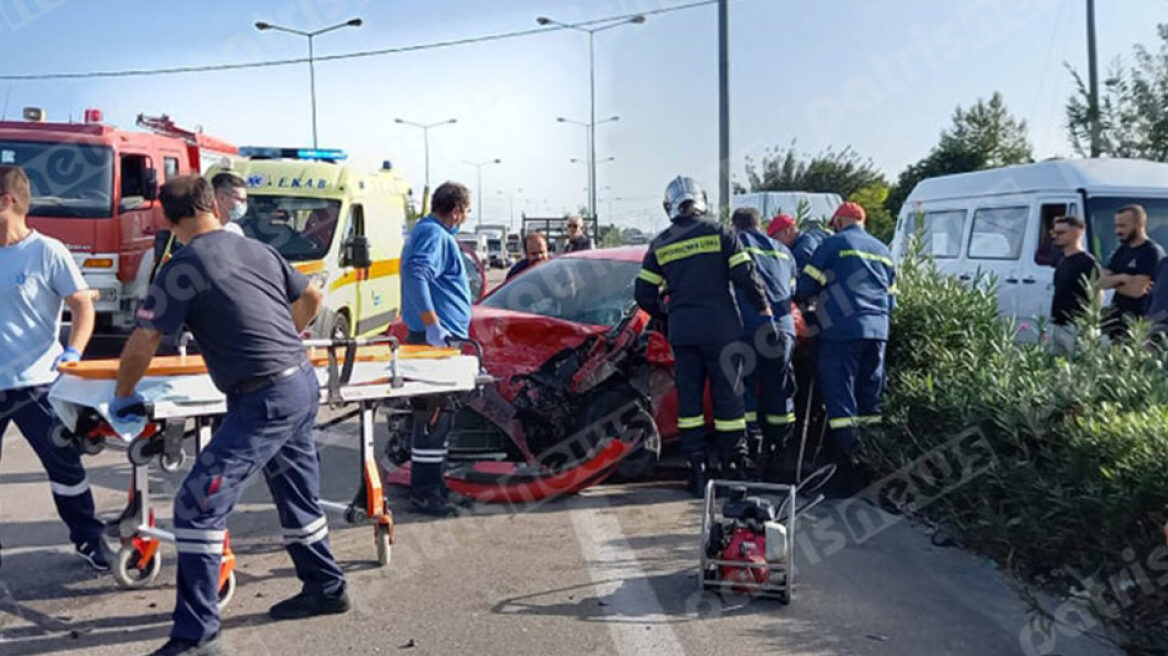 Μετωπική δυο οχημάτων με τρεις τραυματίες στην Πύργου - Πατρών