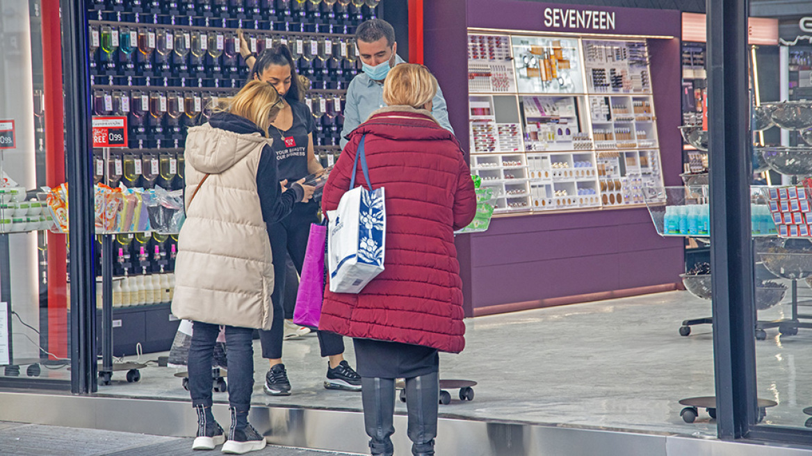 «Πρεμιέρα» των νέων μέτρων για τους ανεμβολίαστους, με click away οι αγορές για όσους δεν διαθέτουν test