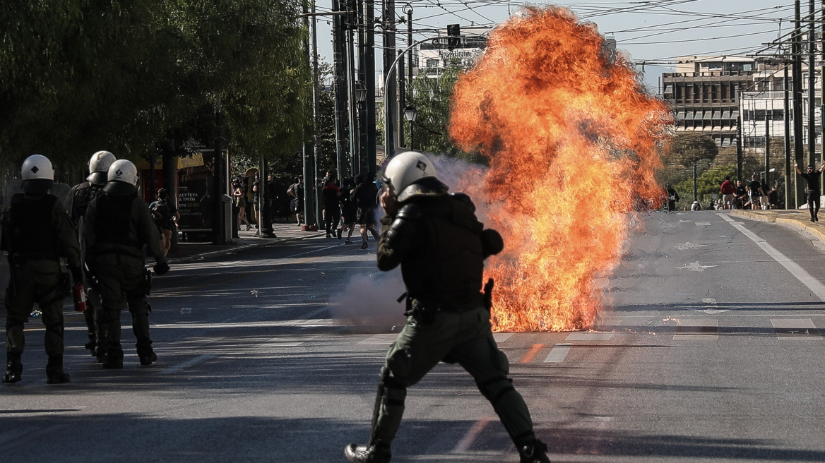 Σε κακούργημα μετατρέπεται η κατοχή και χρήση μολότoφ σε πορείες