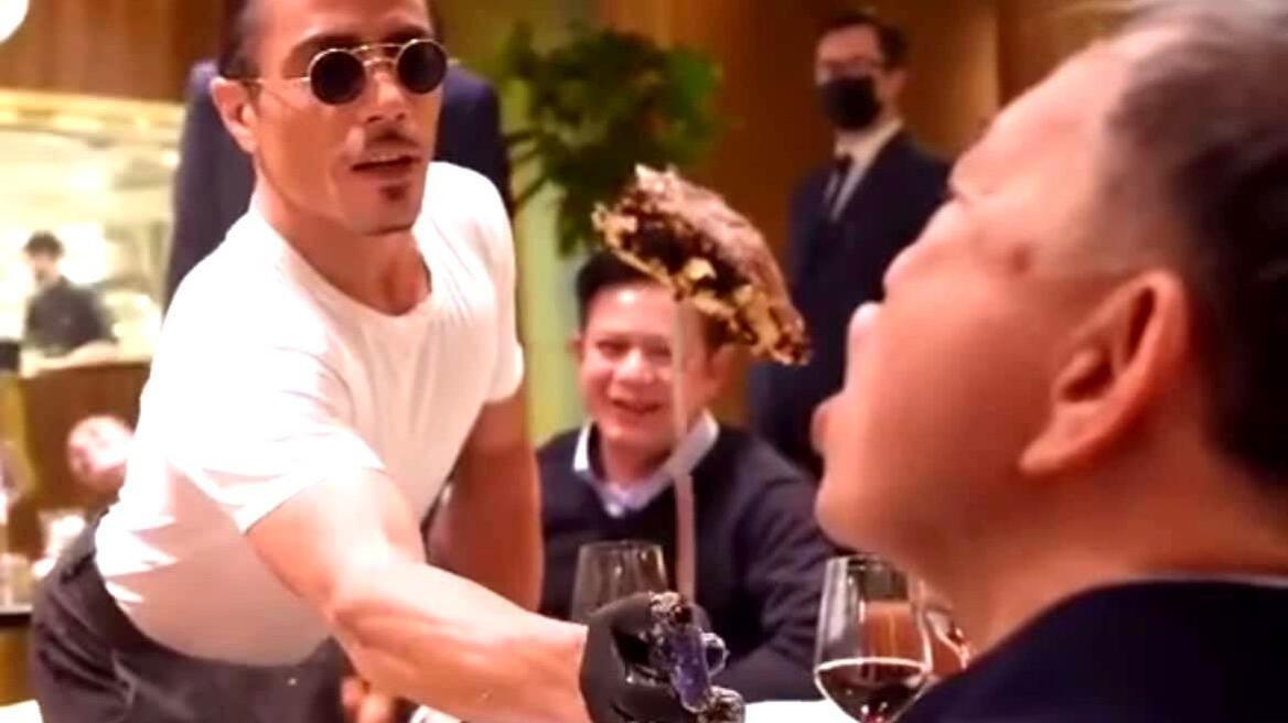 Salt Bae: Χαμός από το βίντεο που τον δείχνει να ταΐζει «χρυσή μπριζόλα» κομμουνιστή υπουργό του Βιετνάμ