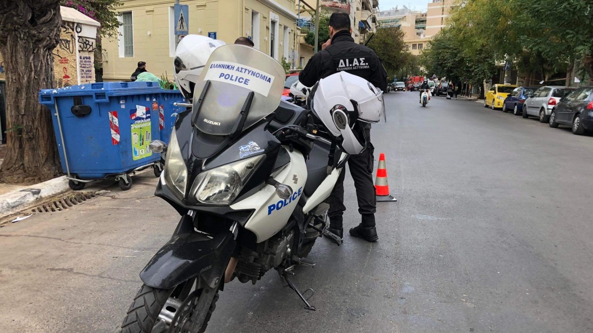 Συναγερμός για δύο φακέλους με ύποπτη πράσινη σκόνη σε γραφεία στο Καλλιμάρμαρο