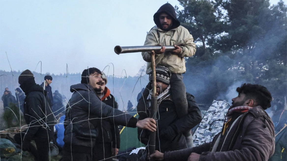 Λευκορωσία: Δίνουν δακρυγόνα στους μετανάστες για να επιτεθούν στις πολωνούς στρατιώτες 