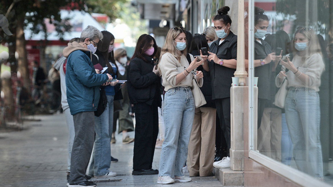 Κορωνοϊός: Λεπτή ισορροπία μέχρι τα Χριστούγεννα - Αγώνας για ανοιχτή οικονομία και εμβολιασμούς πριν τα νέα μέτρα