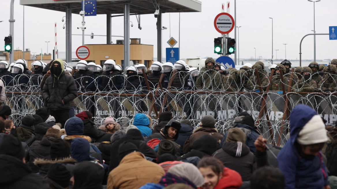 Πολωνία: Χιλιάδες μετανάστες συγκεντρωμένοι σε φυλάκιο στα σύνορα με τη Λευκορωσία (βίντεο)