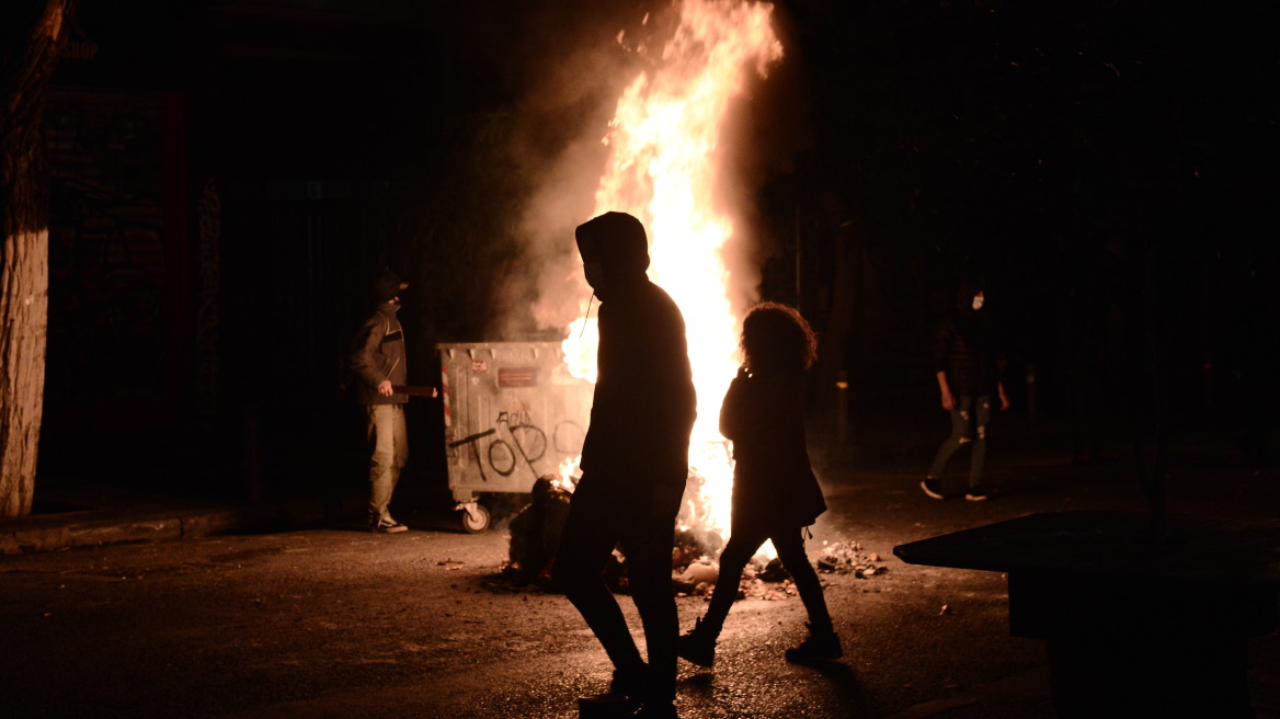 Πορεία για το Πολυτεχνείο: Πετροπόλεμος και προσαγωγές στα Εξάρχεια - Βίντεο