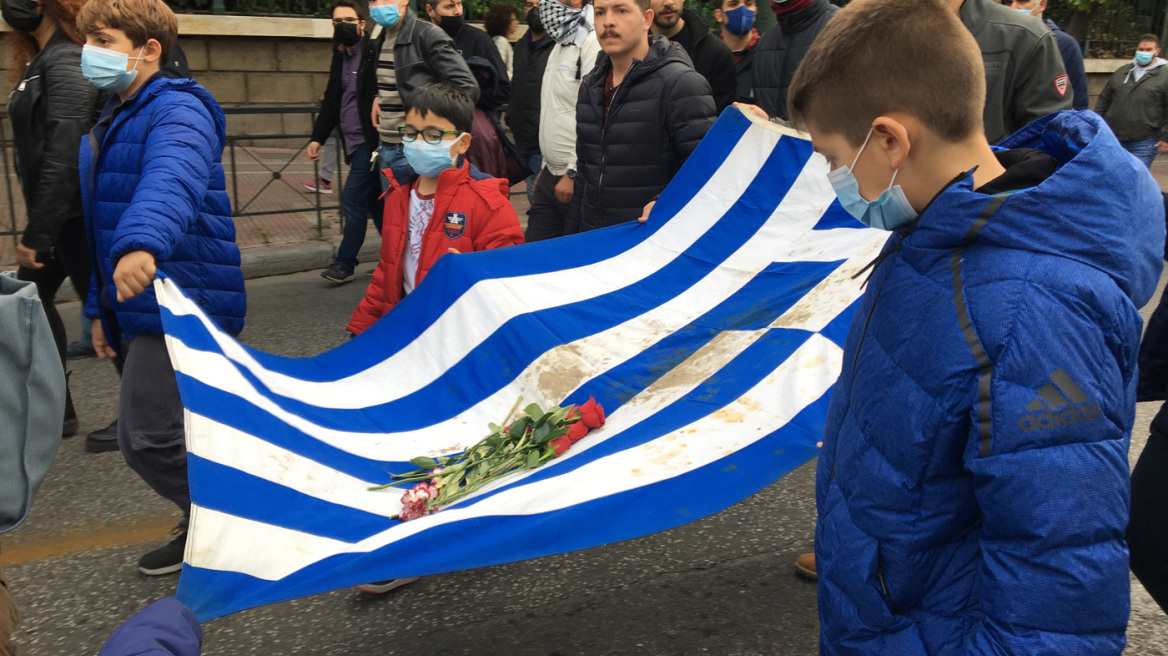 Πολυτεχνείο: Στα χέρια μικρών παιδιών η αιματοβαμμένη σημαία