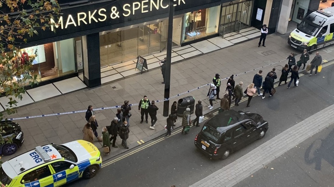 Συναγερμός στην Oxford Street: Εκκενώθηκε κατάστημα λόγω αναφορών για άντρα που κρατούσε μαχαίρι