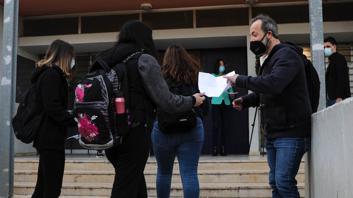 Παιδιά και έφηβοι το 1 στα 4 κρούσματα, αλλά μόλις 15 σχολικά τμήματα σε σύνολο 80.000 βρίσκονται σε αναστολή