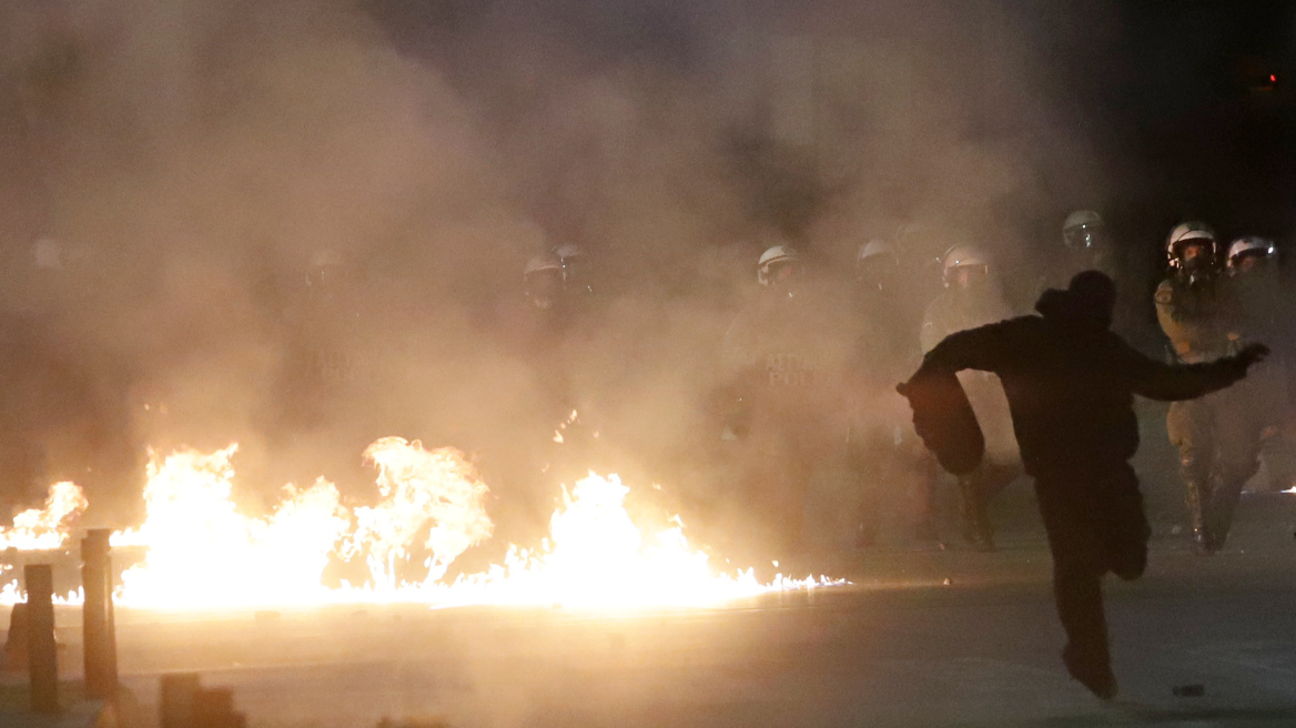 Νέος Ποινικός Κώδικας: Στη φυλακή για ρίψη μολότοφ δύο νεαροί