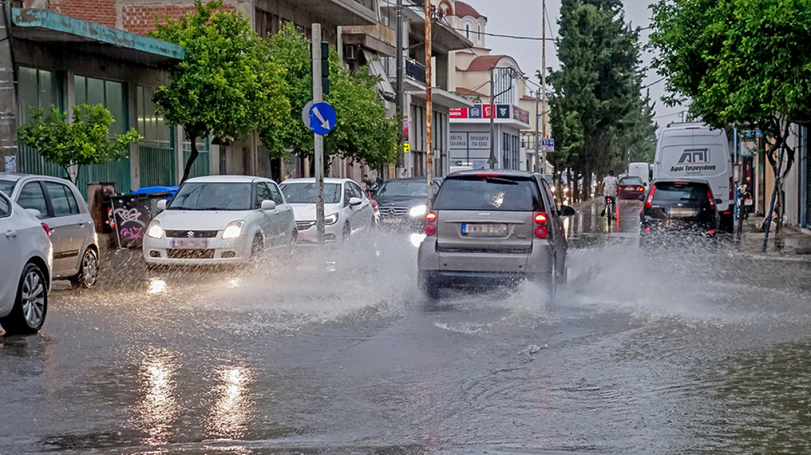 Καιρός: Έντονη χαλαζόπτωση με κεραυνούς στα βόρεια προάστια της Αττικής