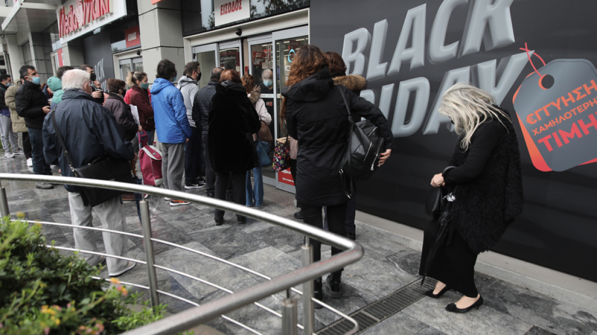 Black Friday: Ουρές λόγω κορωνοϊού έξω από τα καταστήματα - Λιγοστός κόσμος λόγω κακοκαιρίας