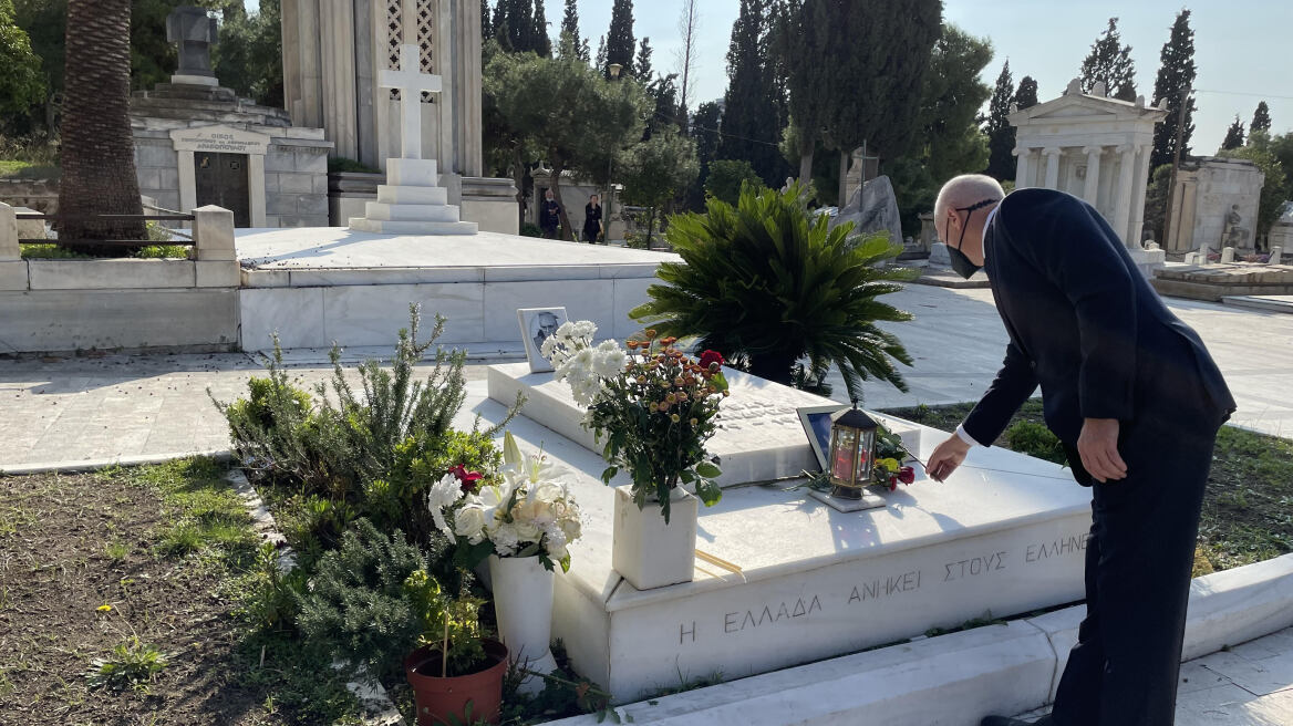 Γιώργος Παπανδρέου: Άφησε ένα λευκό τριαντάφυλλο στο μνήμα του πατέρα του,  Ανδρέα