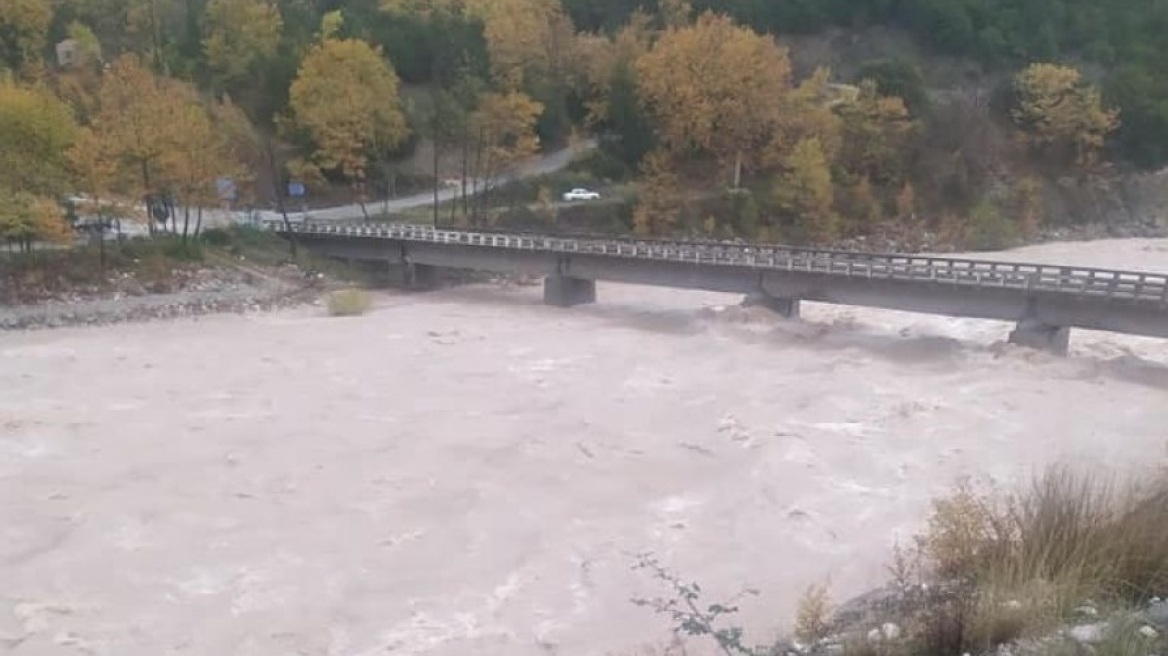 Πτώσεις βράχων από τις ισχυρές βροχοπτώσεις στην Αργιθέα Καρδίτσας