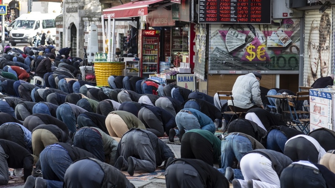 Νέα κατρακύλα της τουρκικής λίρας έναντι του δολαρίου και του ευρώ