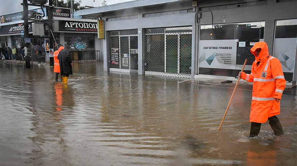 Kακοκαιρία: Βγήκε η θάλασσα στον δρόμο στην Πάτρα - Στον… αέρα πτέρυγα δημοτικού σχολείου στην Άρτα