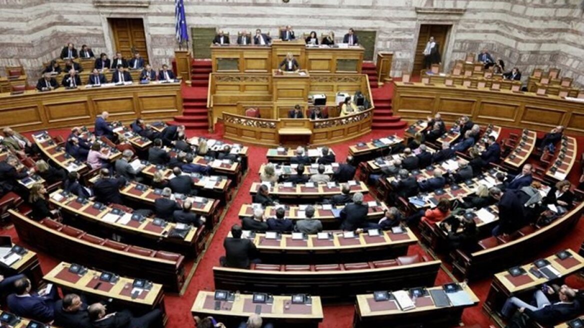 Στην Βουλή η τροπολογία για τον υποχρεωτικό εμβολιασμό των 60ρηδων