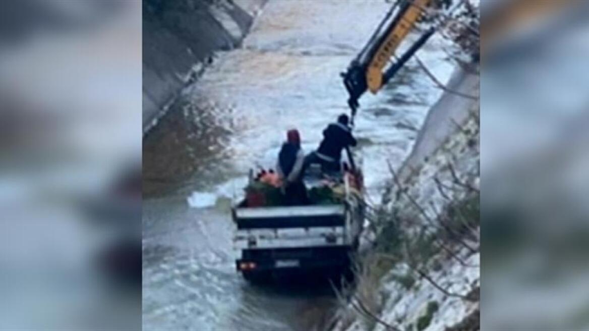 Φορτηγό έπεσε σε ρέμα στον Κηφισό