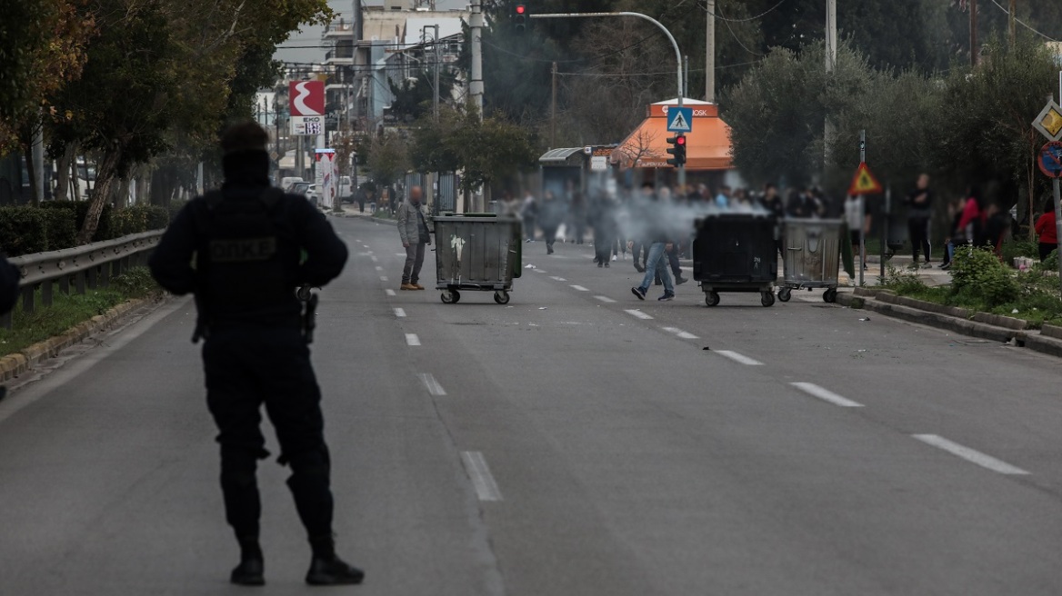 Επέτειος Γρηγορόπουλου: Μαθητές του ΕΠΑΛ Αιγάλεω έβαλαν φωτιά σε κάδους - Προβλήματα στη Θηβών