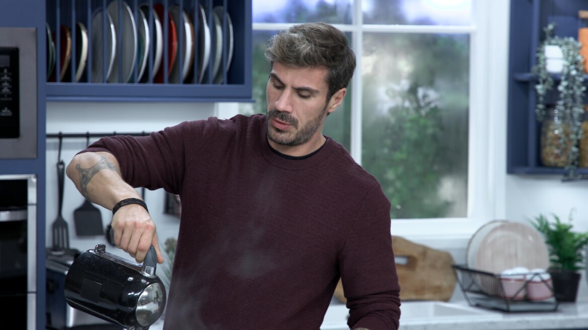 «Kitchen Lab»: Ο Άκης Πετρετζίκης προτείνει εναλλακτικές συνταγές για το χριστουγεννιάτικο τραπέζι