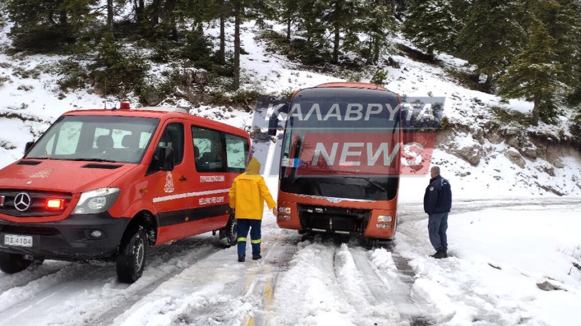 Καλάβρυτα: Ακινητοποιημένο στα χιόνια τουριστικό λεωφορείο με 30 επιβάτες (φωτογραφίες)