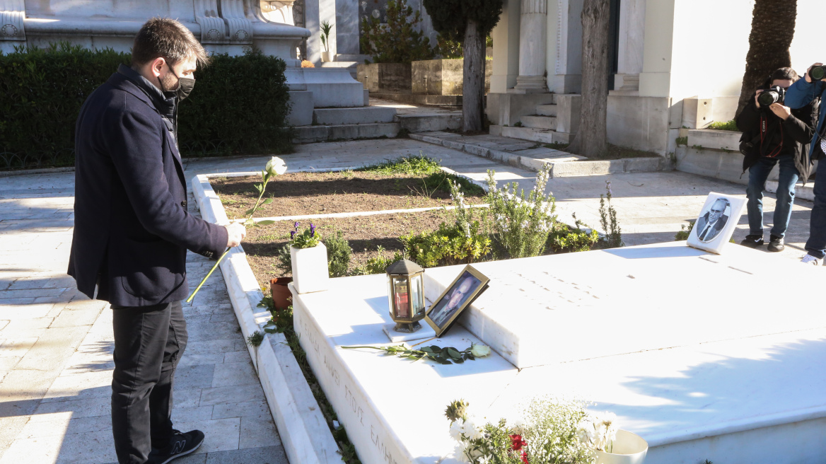 Λουλούδια στους τάφους του Ανδρέα Παπανδρέου και της Φώφης Γεννηματά από τον Νίκο Ανδρουλάκη